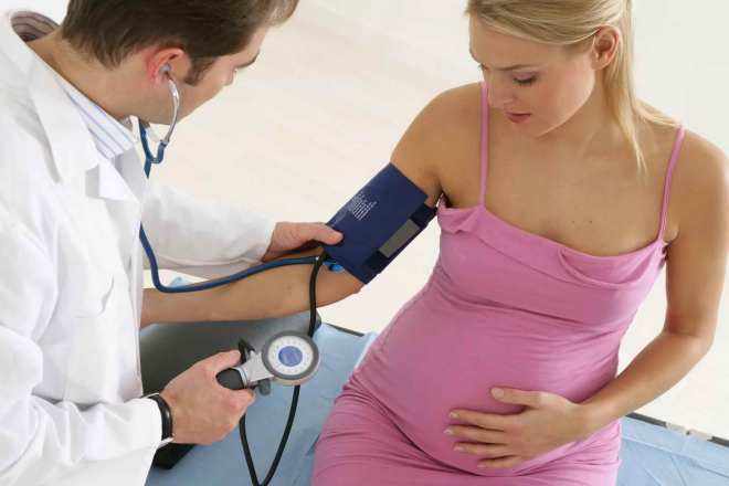 Измерение давления беременной