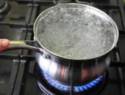 Кастрюля с водой на плите