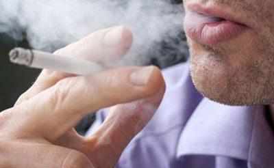 Курящий мужчина