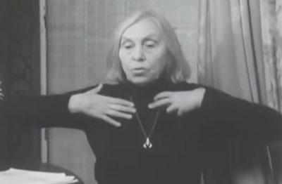 Стрельникова показывает упражнение