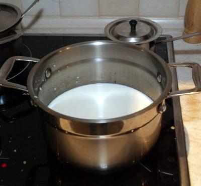 Молоко в кастрюле