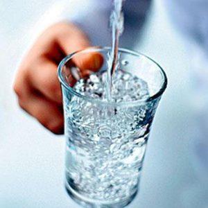 Пьет воду