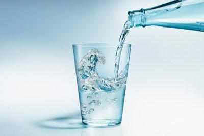 Минеральная вода в стакане