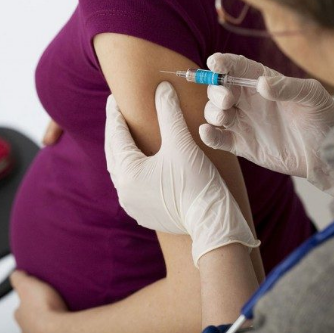 Делают прививку беременной девушке