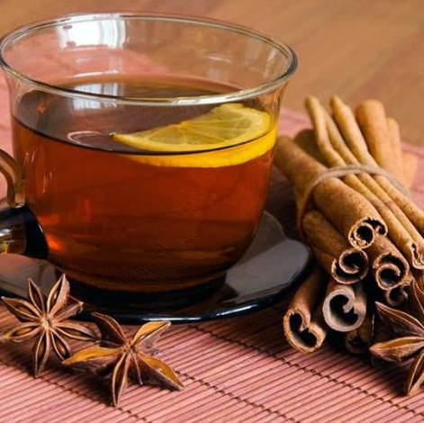 Пиво в чашке с корицей